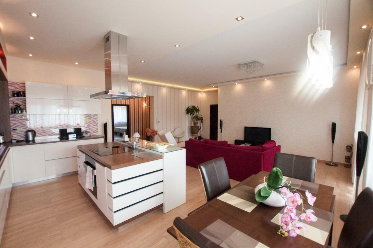 Prestige Apartment โคมาร์โน ภายนอก รูปภาพ
