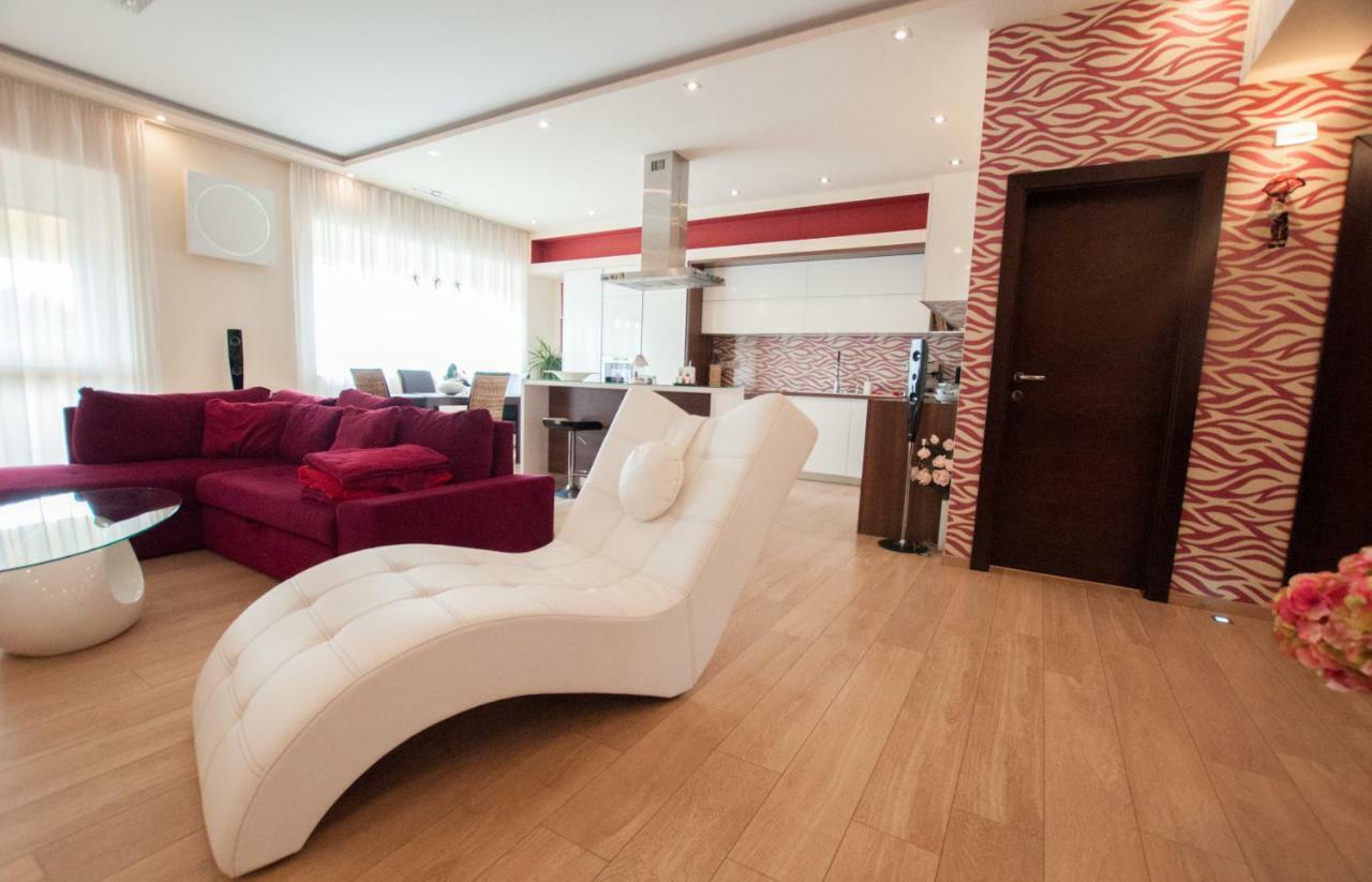 Prestige Apartment โคมาร์โน ภายนอก รูปภาพ