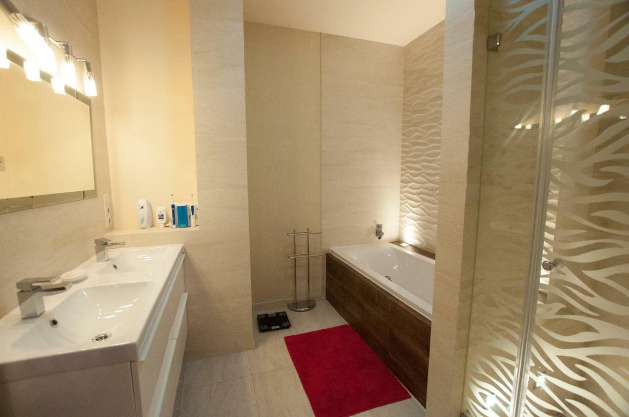 Prestige Apartment โคมาร์โน ภายนอก รูปภาพ