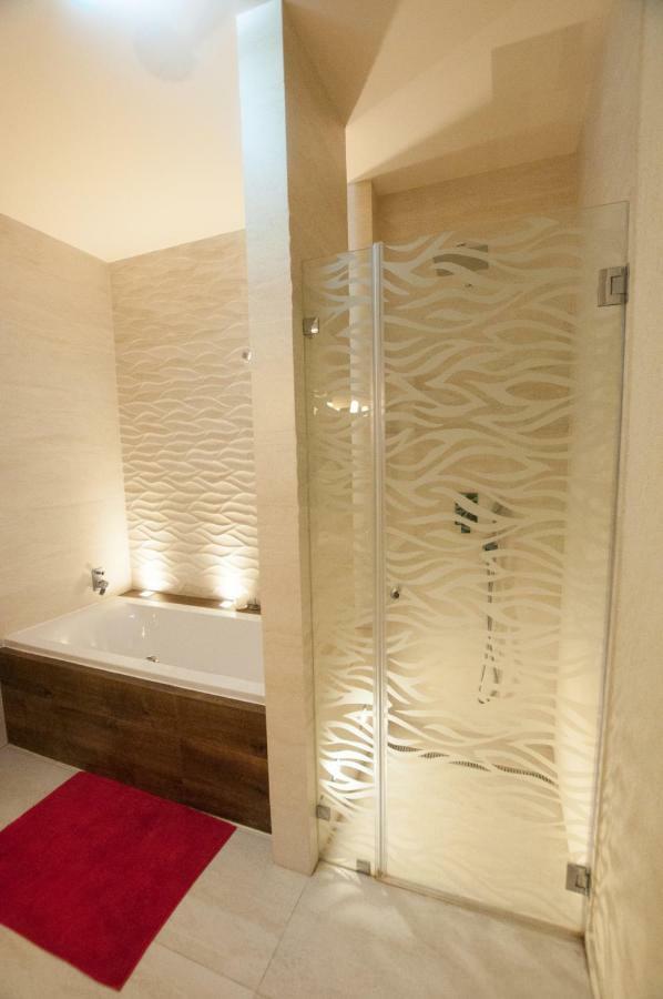 Prestige Apartment โคมาร์โน ภายนอก รูปภาพ
